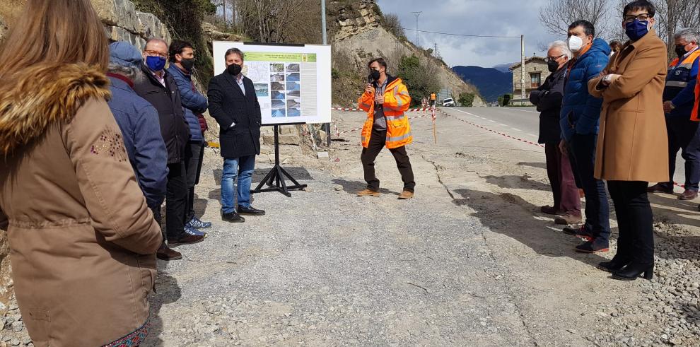 Soro destaca en Aínsa las obras que suponen mejorar la seguridad vial en la travesía