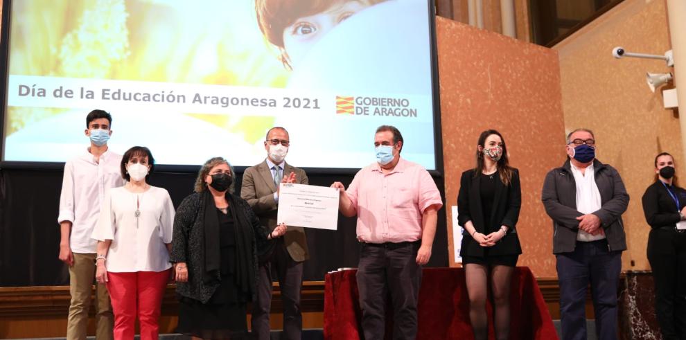 La educación aragonesa se viste de fiesta en la celebración de su día grande