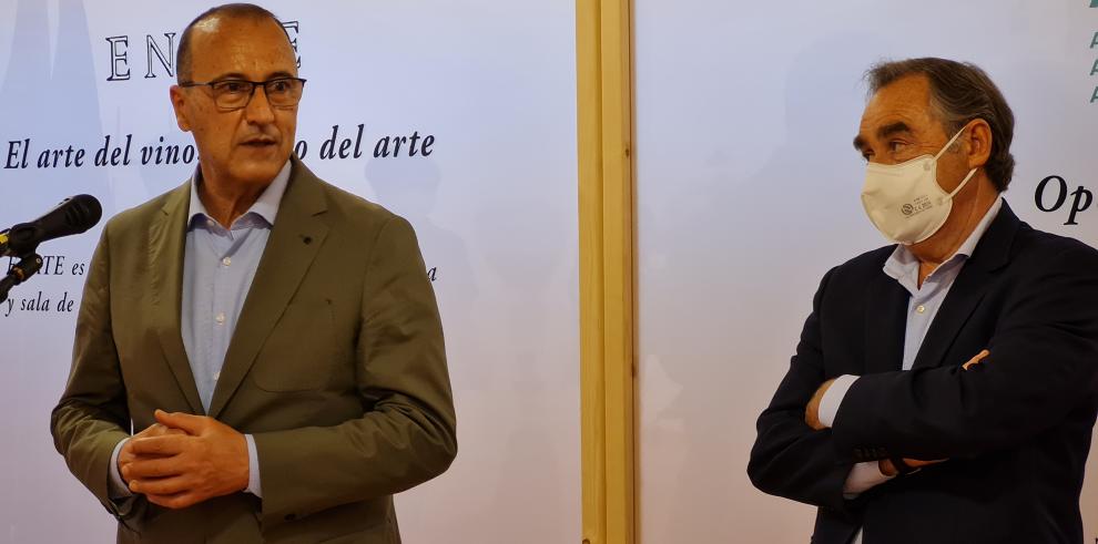 El consejero Felipe Faci visita la primera exposición surgida de una aceleradora de arte en Aragón