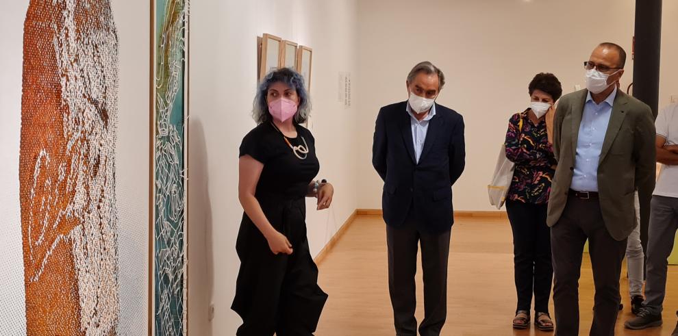 El consejero Felipe Faci visita la primera exposición surgida de una aceleradora de arte en Aragón