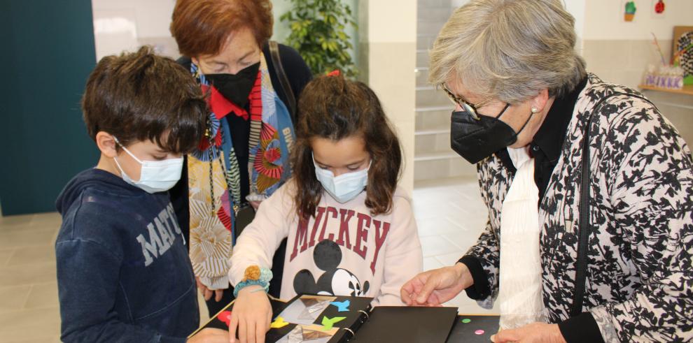 La familia de Katia Acín dona dos grabados de la artista al colegio de Binéfar que lleva su nombre