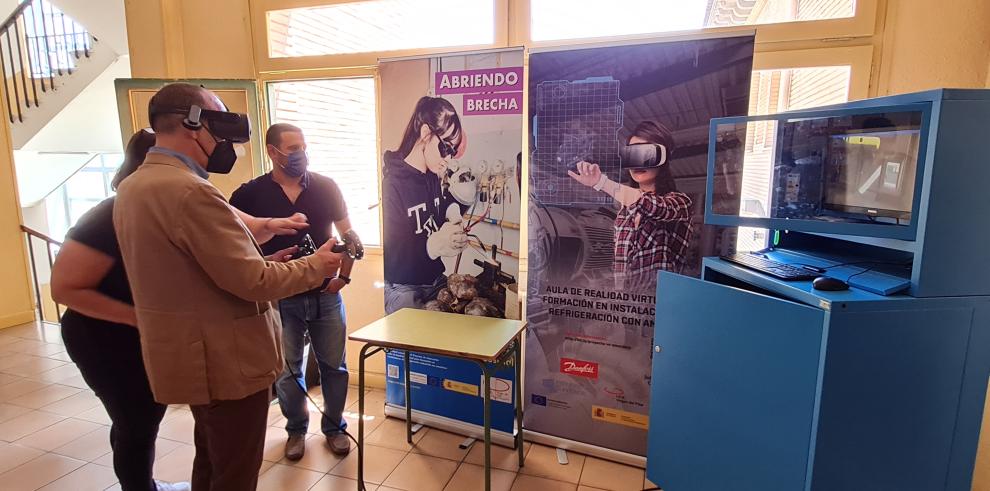 Las mujeres, protagonistas de la FP en una exposición organizada por el IES Virgen del Pilar