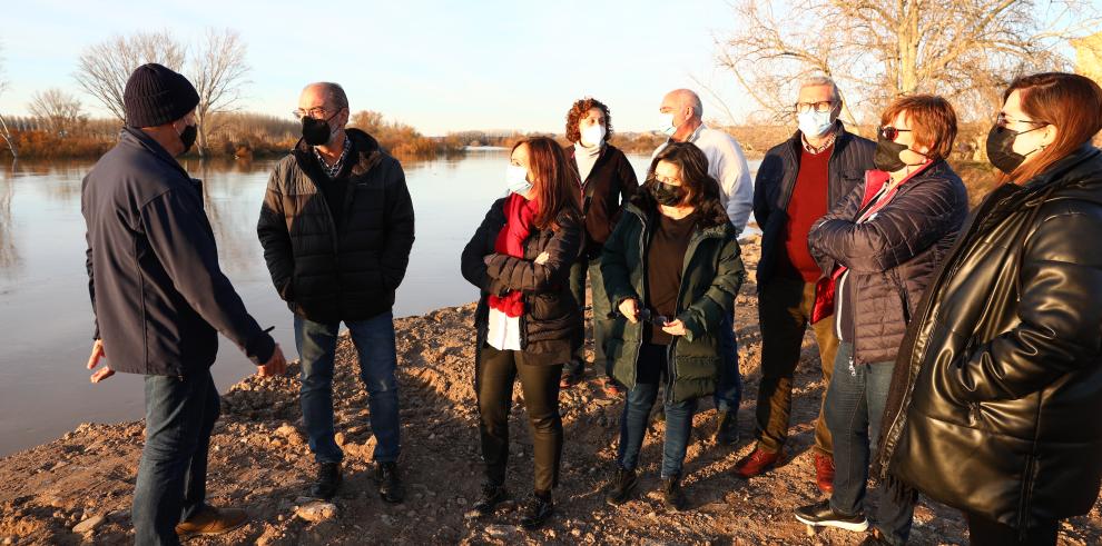 Rompen una mota para aliviar el caudal tras entrar el agua en el casco urbano de Novillas, donde se han desalojado 23 viviendas