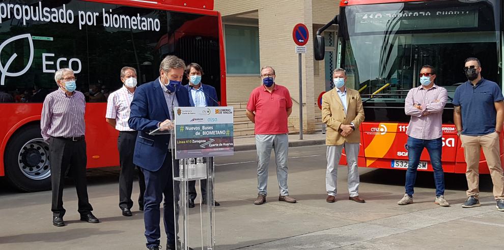 Soro presenta los nuevos autobuses de biometano que prestarán el servicio de transporte entre Zaragoza y Cuarte de Huerva