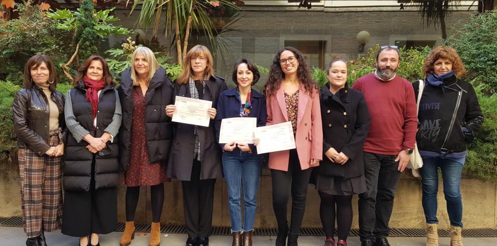 La directora del IAM entrega a Alicia Brox el quinto premio de Investigaciones Feministas en materia de Igualdad