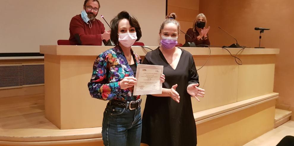 La directora del IAM entrega a Alicia Brox el quinto premio de Investigaciones Feministas en materia de Igualdad