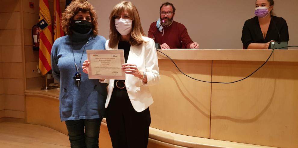 La directora del IAM entrega a Alicia Brox el quinto premio de Investigaciones Feministas en materia de Igualdad
