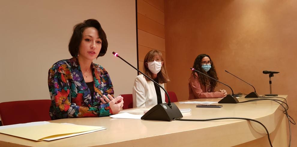 La directora del IAM entrega a Alicia Brox el quinto premio de Investigaciones Feministas en materia de Igualdad