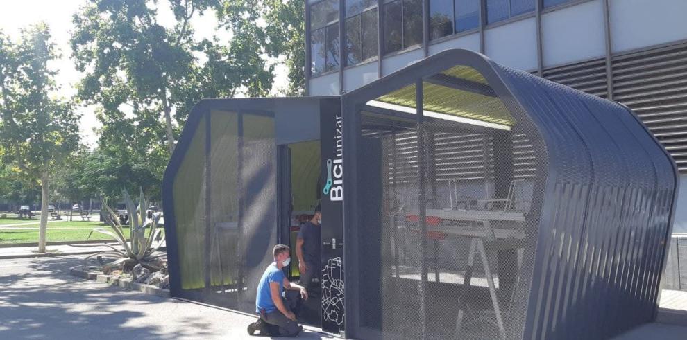 El Gobierno de Aragón impulsa la movilidad sostenible en los campus universitarios con un nuevo aparcamiento para bicicletas y puntos de recarga para coches, bicis y patinetes eléctricos 