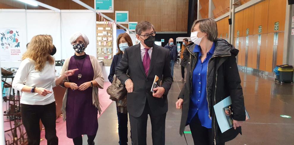 Aliaga entrega los premios Artesanos de Aragón al mejor artesano y al mejor stand en el marco de la Feria de Artesanía