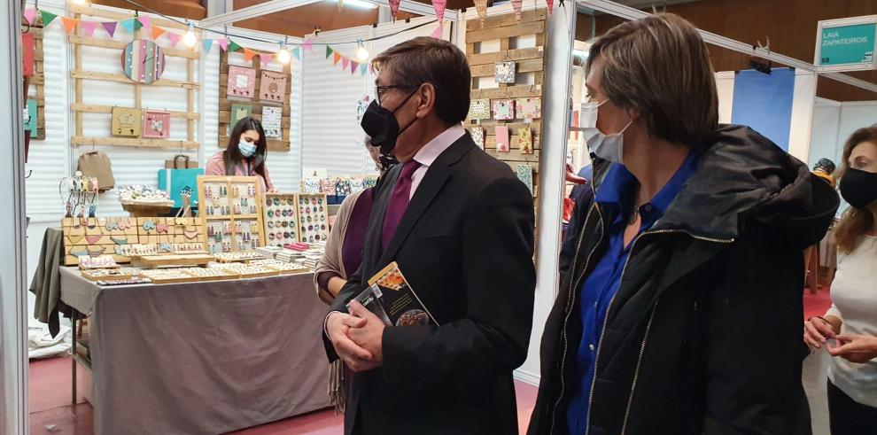 Aliaga entrega los premios Artesanos de Aragón al mejor artesano y al mejor stand en el marco de la Feria de Artesanía