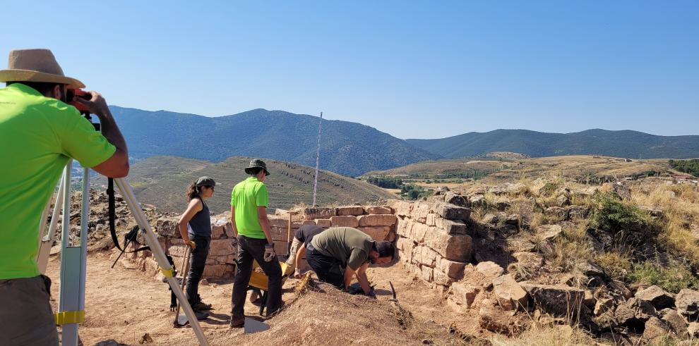 Los trabajos en el yacimiento de Aratis comienzan a descubrir la muralla de la ciudad celtíbera