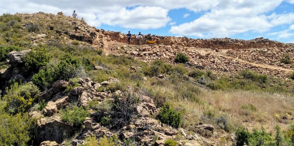 Los trabajos en el yacimiento de Aratis comienzan a descubrir la muralla de la ciudad celtíbera