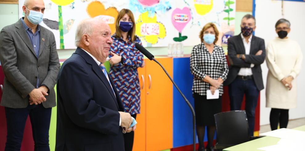 El escritor Manuel Vilas y el colegio Tío Jorge homenajean a Lorenzo Oro, su antiguo director 