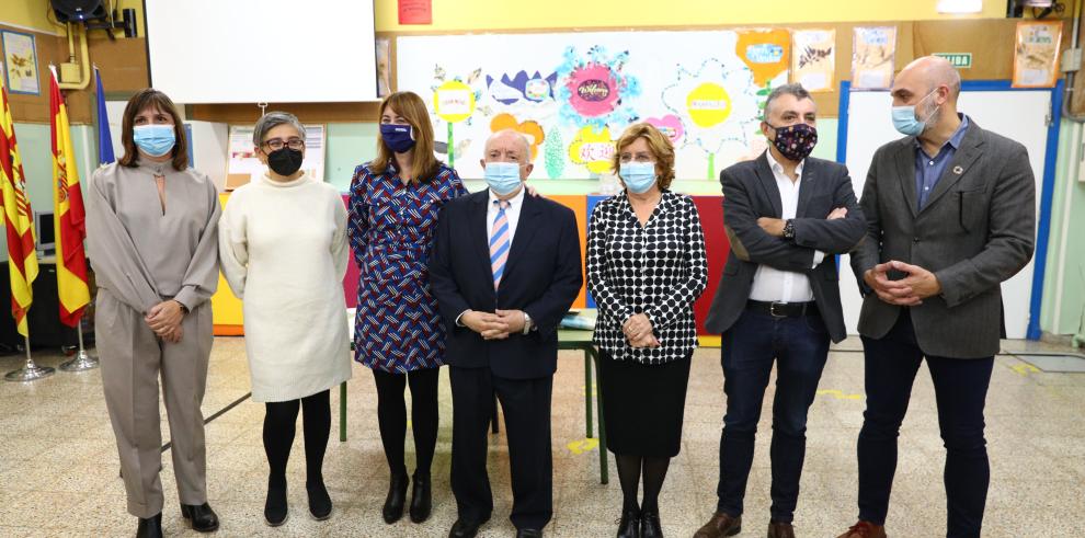 El escritor Manuel Vilas y el colegio Tío Jorge homenajean a Lorenzo Oro, su antiguo director 