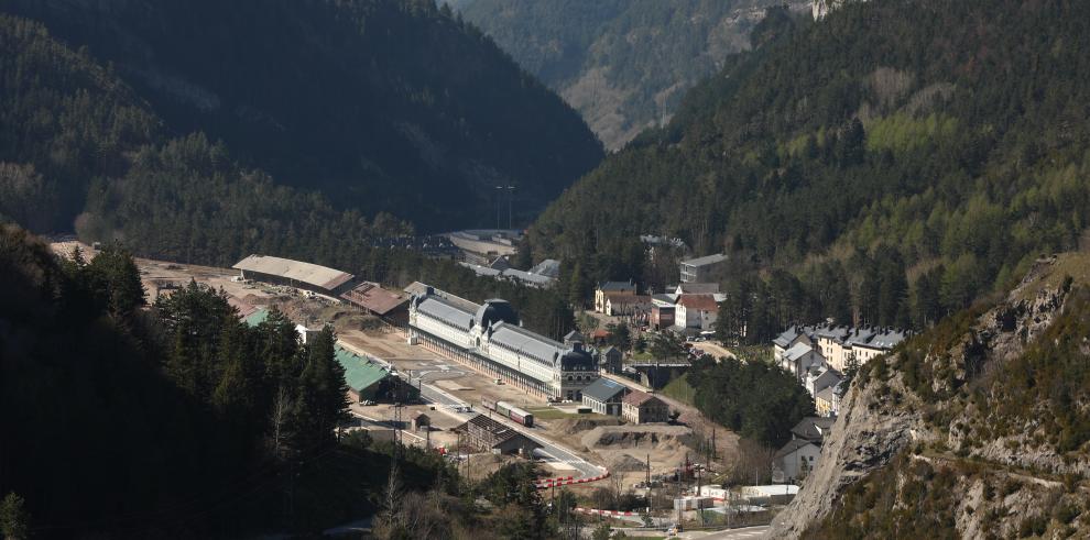 Los trenes ya circulan por la nueva estación de Canfranc