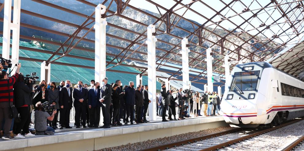 Los trenes ya circulan por la nueva estación de Canfranc