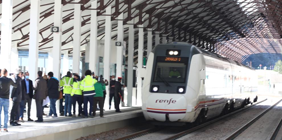 Los trenes ya circulan por la nueva estación de Canfranc