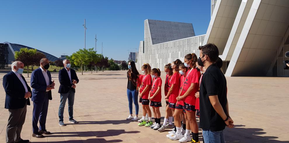 El consejero Felipe Faci recibe a la selección femenina de Minibasket tras su éxito en el último Campeonato de España