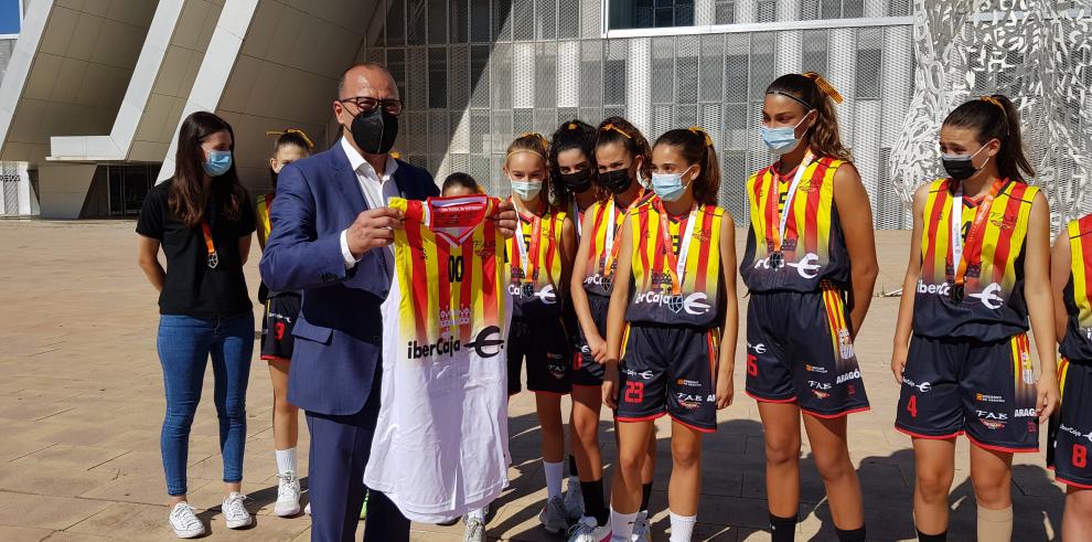 El consejero Felipe Faci recibe a la selección femenina de Minibasket tras su éxito en el último Campeonato de España