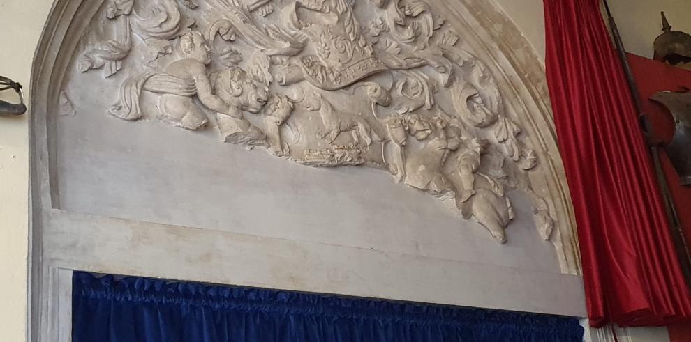 Aliaga inaugura el tímpano renacentista descubierto en el palacio de la Real Maestranza de Caballería
