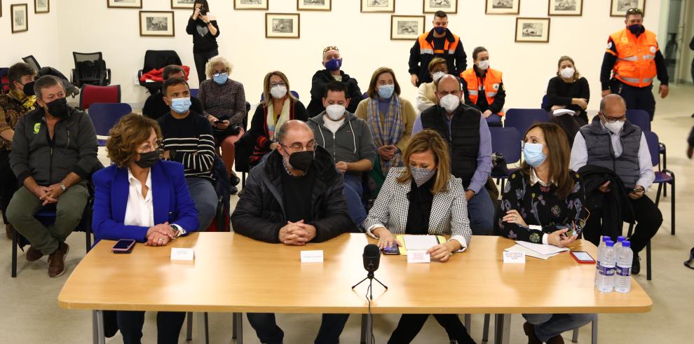 Los presidentes de los gobiernos de España y Aragón, junto a los afectados de la Ribera del Ebro