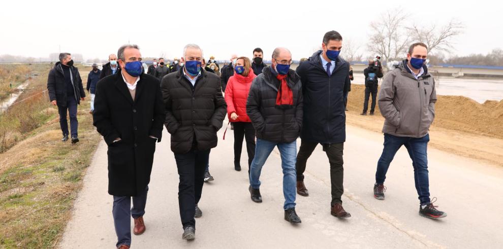 Los presidentes de los gobiernos de España y Aragón, junto a los afectados de la Ribera del Ebro