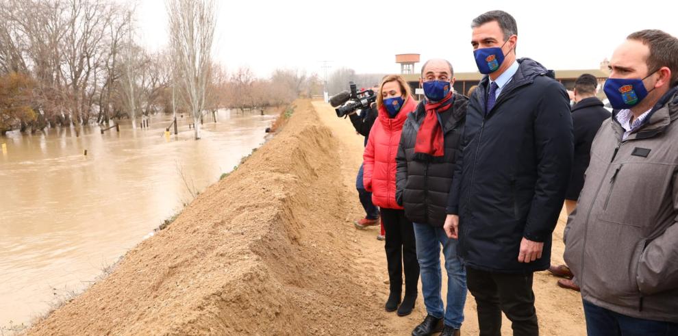 Los presidentes de los gobiernos de España y Aragón, junto a los afectados de la Ribera del Ebro