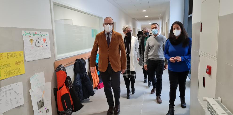 El consejero Felipe Faci visita el nuevo colegio de Alfajarín, que se ha estrenado el presente curso 