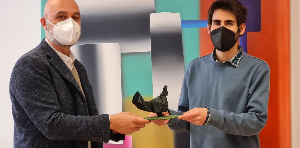 El director de Cultura recibe al campeón de las Olimpiadas de origami