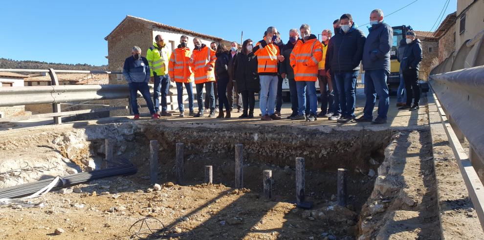 Soro visita las obras de refuerzo de emergencia en los pontones y muros para evitar el cierre de la A-1702