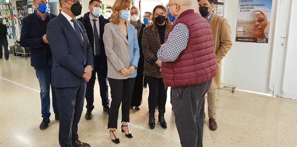 Felipe Faci muestra en el IES Pablo Serrano la pujanza de la FP aragonesa 