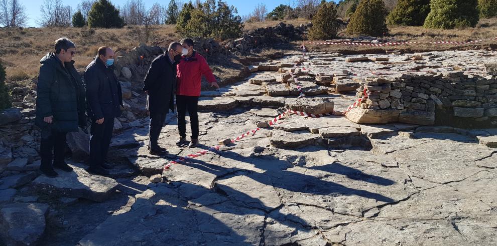 Felipe Faci celebra con los investigadores de Dinópolis el descubrimiento de más de 400 nuevas huellas de dinosaurios en El Castellar