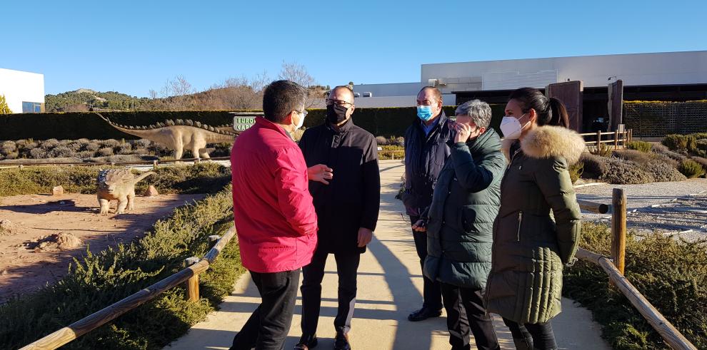 Felipe Faci celebra con los investigadores de Dinópolis el descubrimiento de más de 400 nuevas huellas de dinosaurios en El Castellar