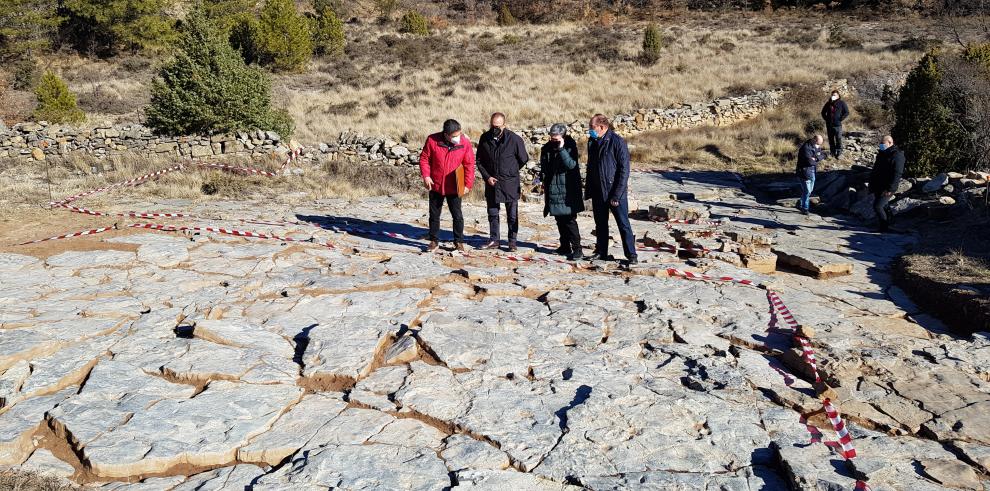 Felipe Faci celebra con los investigadores de Dinópolis el descubrimiento de más de 400 nuevas huellas de dinosaurios en El Castellar