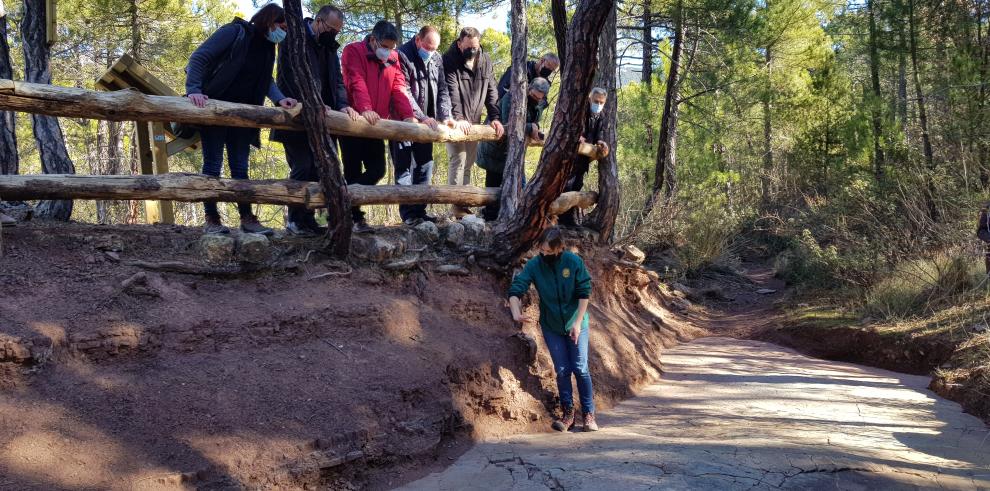 Felipe Faci celebra con los investigadores de Dinópolis el descubrimiento de más de 400 nuevas huellas de dinosaurios en El Castellar