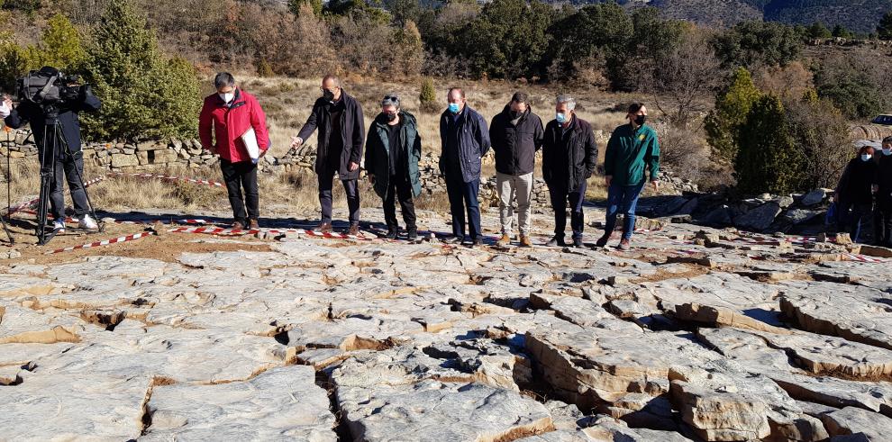 Felipe Faci celebra con los investigadores de Dinópolis el descubrimiento de más de 400 nuevas huellas de dinosaurios en El Castellar