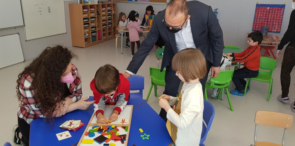 Felipe Faci destaca los avances en innovación educativa en Binéfar durante su visita al CEIP Katia Acín