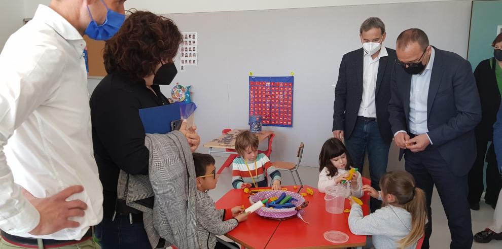 Felipe Faci destaca los avances en innovación educativa en Binéfar durante su visita al CEIP Katia Acín