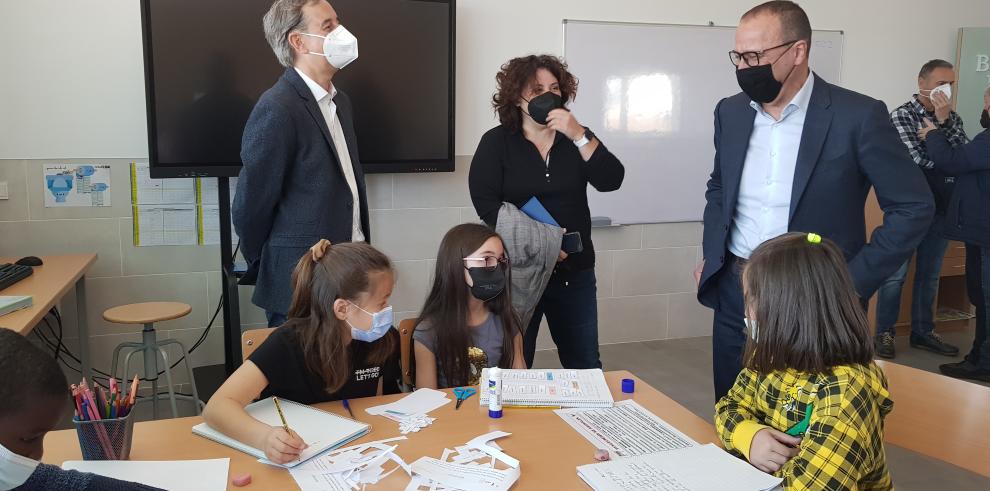 Felipe Faci destaca los avances en innovación educativa en Binéfar durante su visita al CEIP Katia Acín