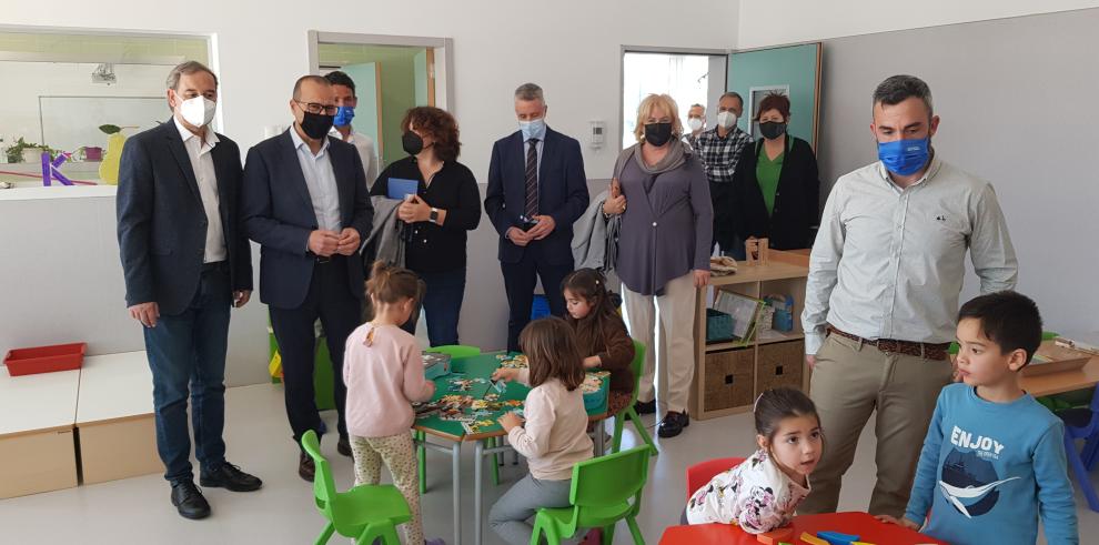 Felipe Faci destaca los avances en innovación educativa en Binéfar durante su visita al CEIP Katia Acín