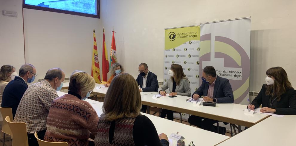 Educación estudia con el ayuntamiento y los empresarios de Sabiñánigo sus necesidades laborales