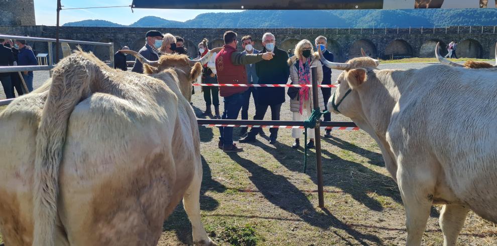 Olona pone en valor el modelo de agricultura familiar y el cooperativismo en Aínsa para mantener la población en el medio rural