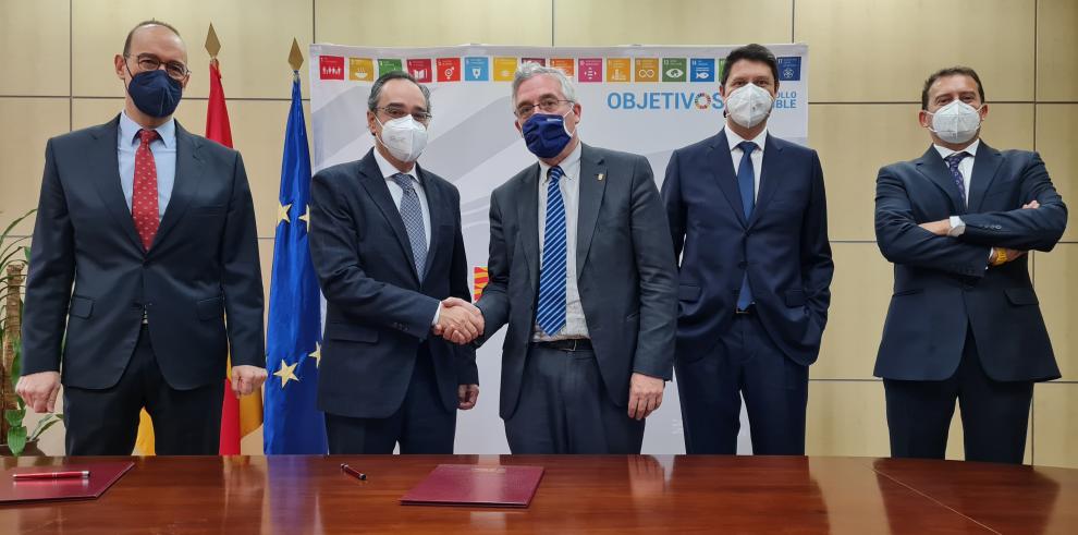 El Gobierno de Aragón y Endesa firman un convenio de colaboración para la protección de la avifauna