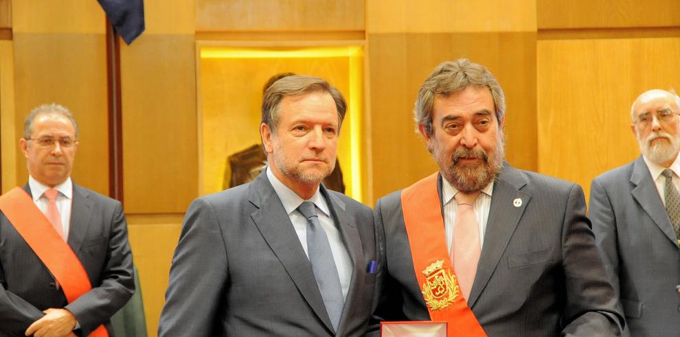 Marcelino Iglesias ha recibido la Medalla ´´Defensor de Zaragoza´´ de manos del alcalde de la ciudad