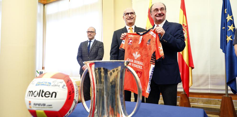 El Voleibol de Teruel es recibido a lo grande en el Gobierno de Aragón