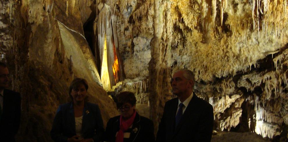 Suárez inaugura la nueva iluminación de las Grutas de Cristal de Molinos