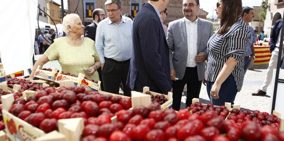 El Presidente de Aragón visita la I Feria de la cereza y el ajo verde de Ricla y aplaude el empuje de los productores 