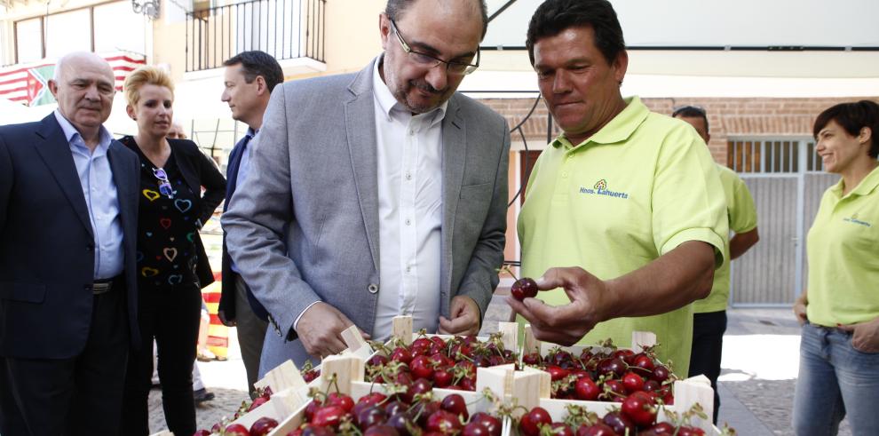 El Presidente de Aragón visita la I Feria de la cereza y el ajo verde de Ricla y aplaude el empuje de los productores 