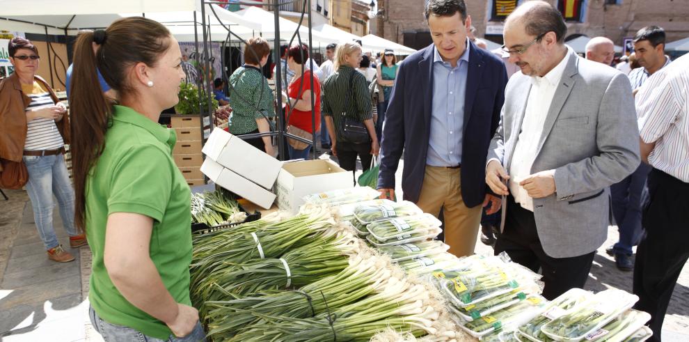 El Presidente de Aragón visita la I Feria de la cereza y el ajo verde de Ricla y aplaude el empuje de los productores 